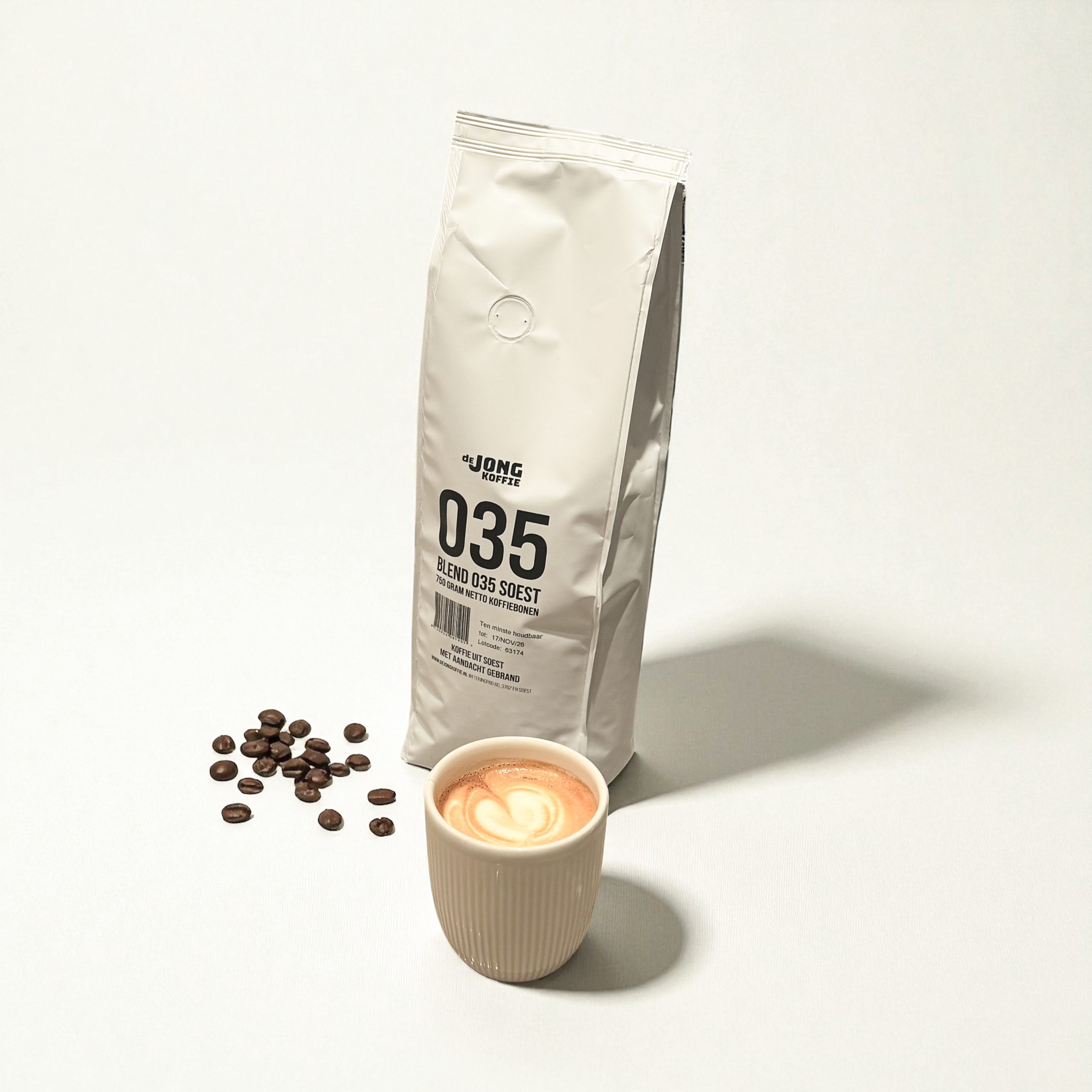 Blend 035 uit Soest naast een versgezette cappuccino